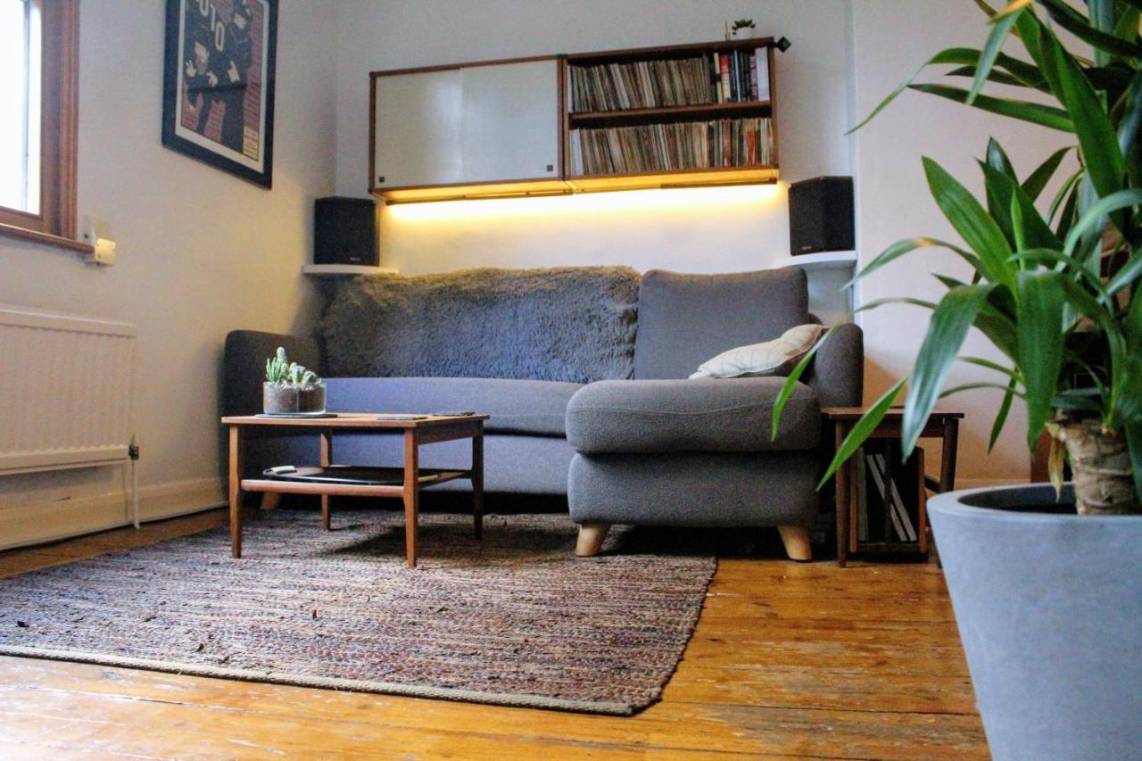 Traditional Victorian 2 Bed In Cobbled Street + Mod Cons - Full * London