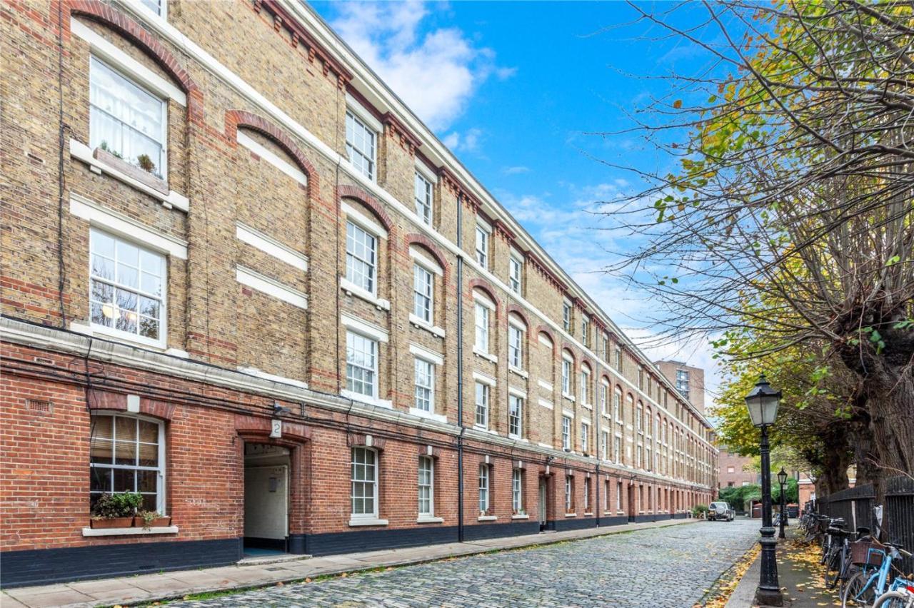 Traditional Victorian 2 Bed In Cobbled Street + Mod Cons - Full * London
