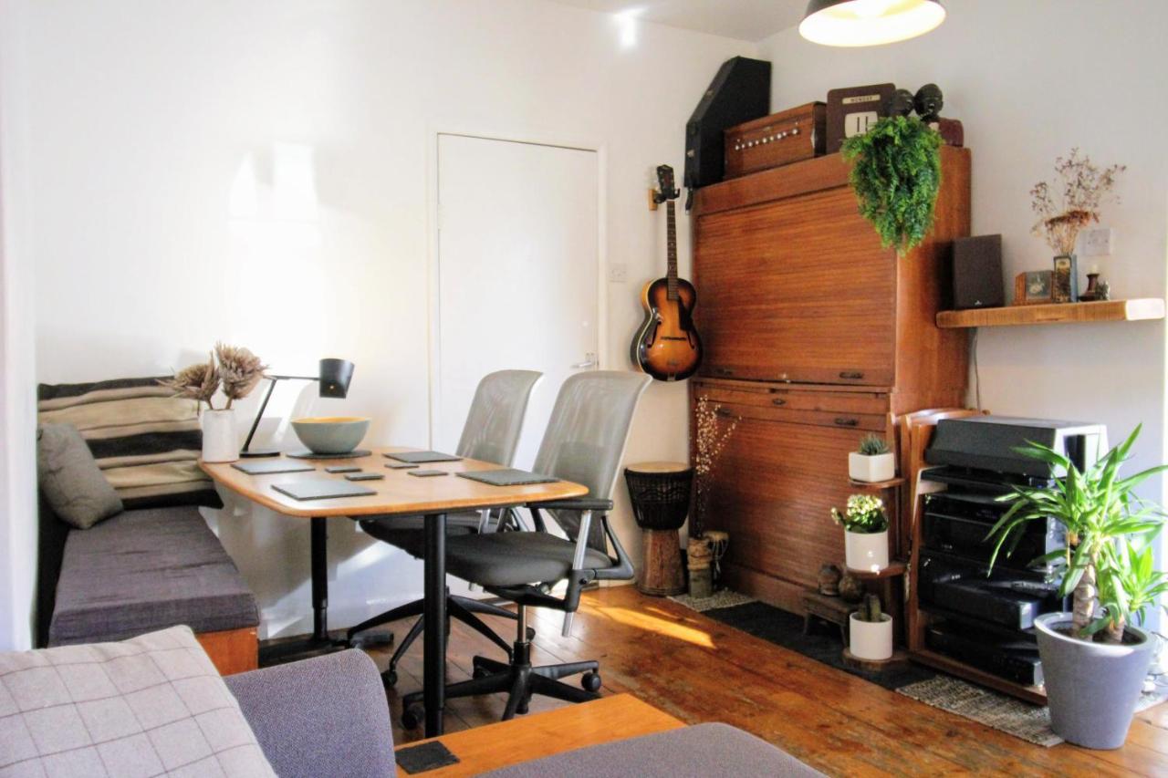 Traditional Victorian 2 Bed In Cobbled Street + Mod Cons - Full Apartment