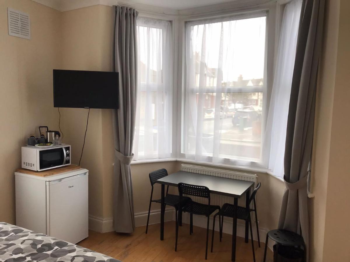 Guest house Willesden *