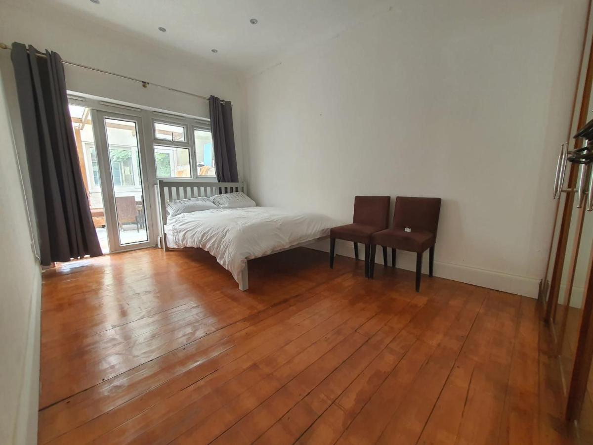 Private Room- Direct Travel Central/ Heathrow *