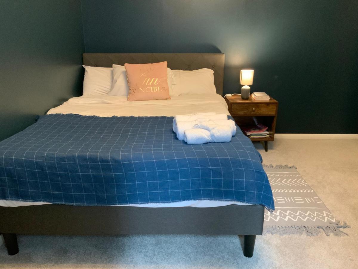 2 Bedroom Near Southfields Apartment