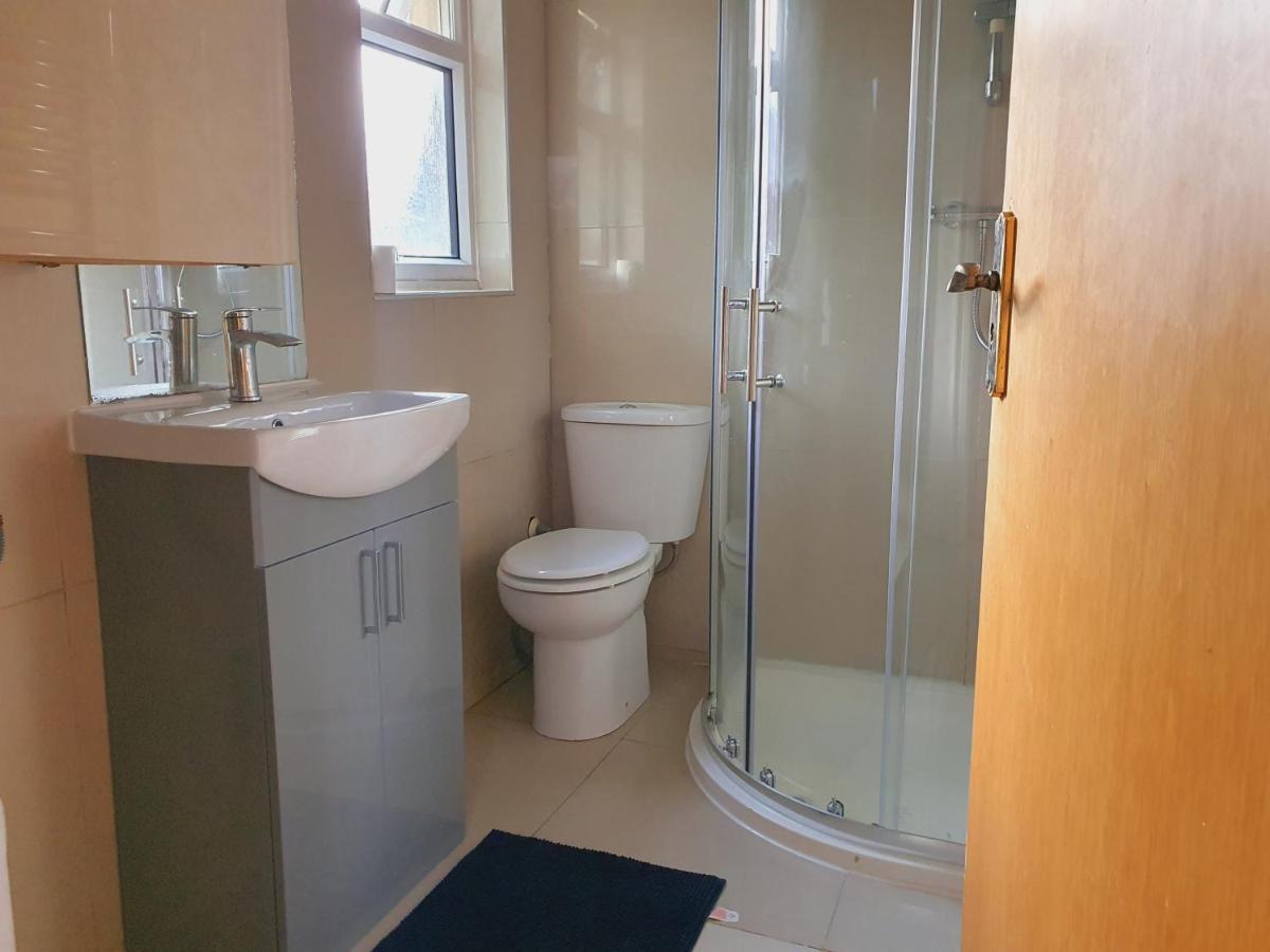 Private Room- Direct Travel Central/ Heathrow Guest house *