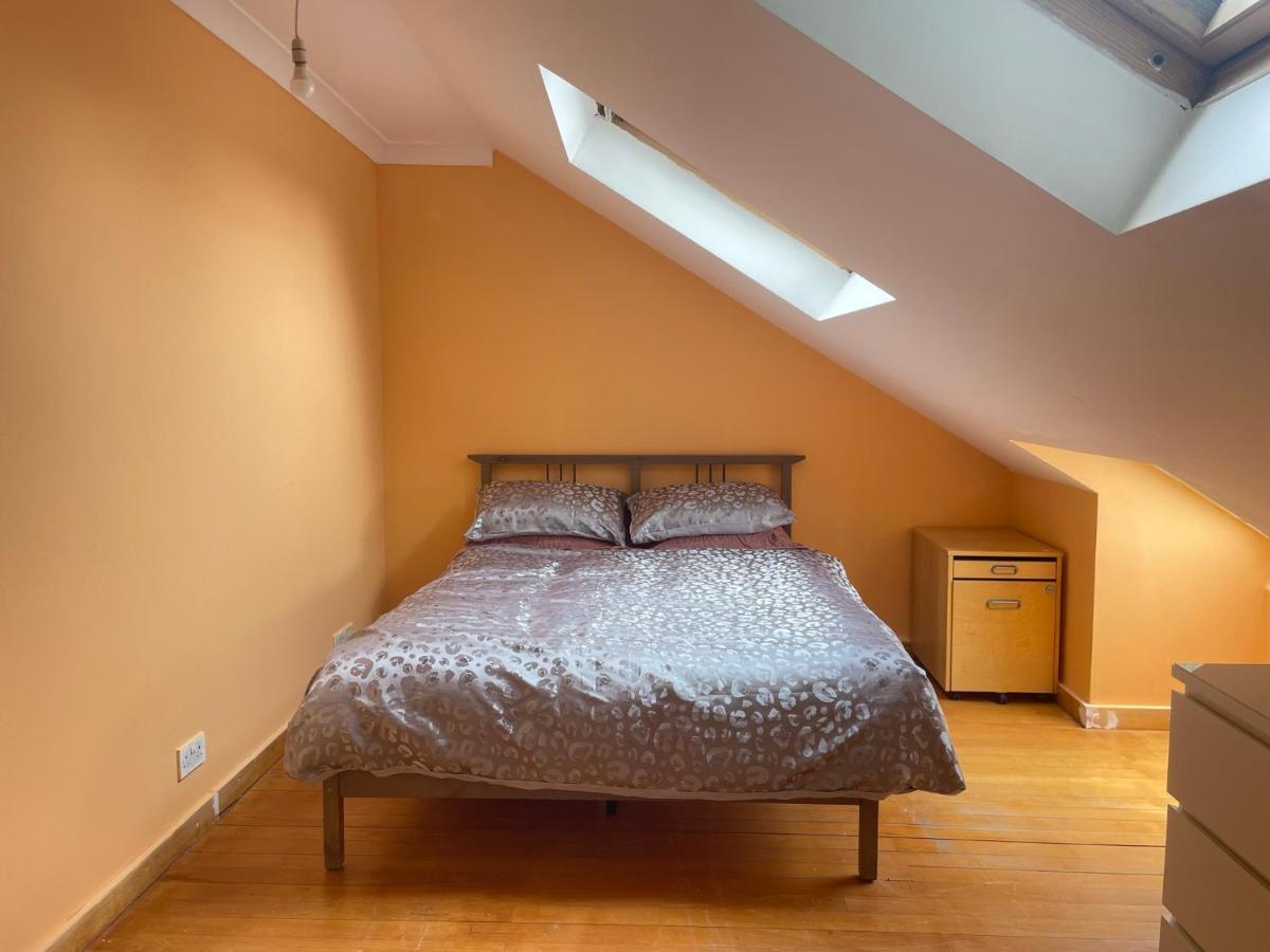 Private Room- Direct Travel Central/ Heathrow Guest house London