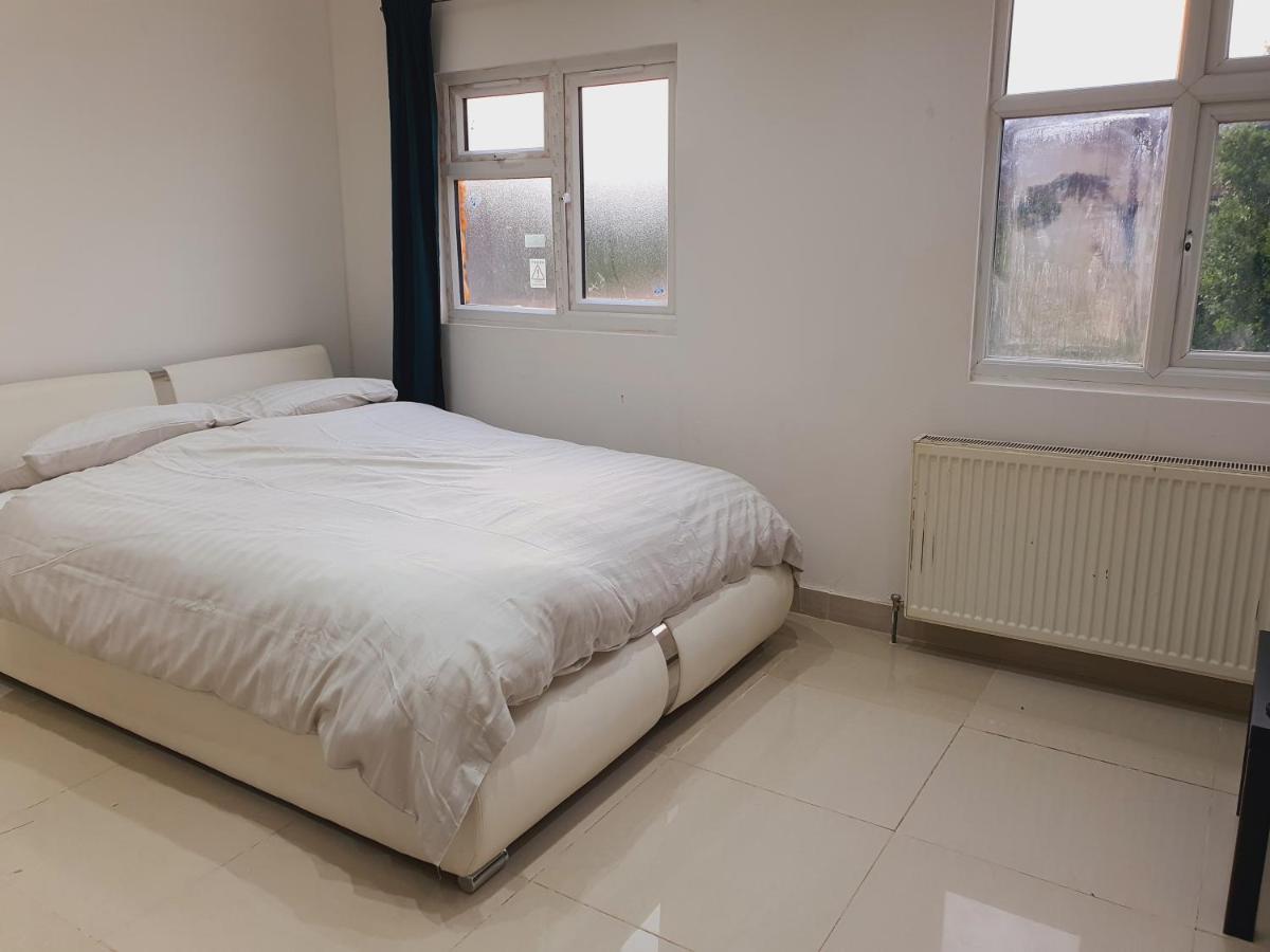 Private Room- Direct Travel Central/ Heathrow *
