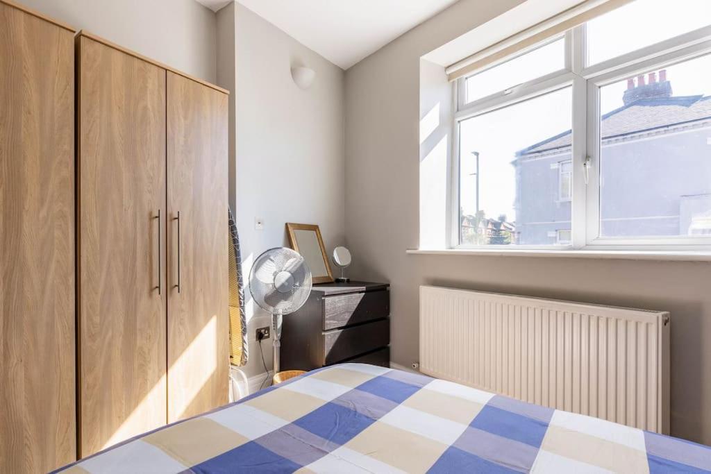 Zone 2 Spacious Two-bedroom With Parking London