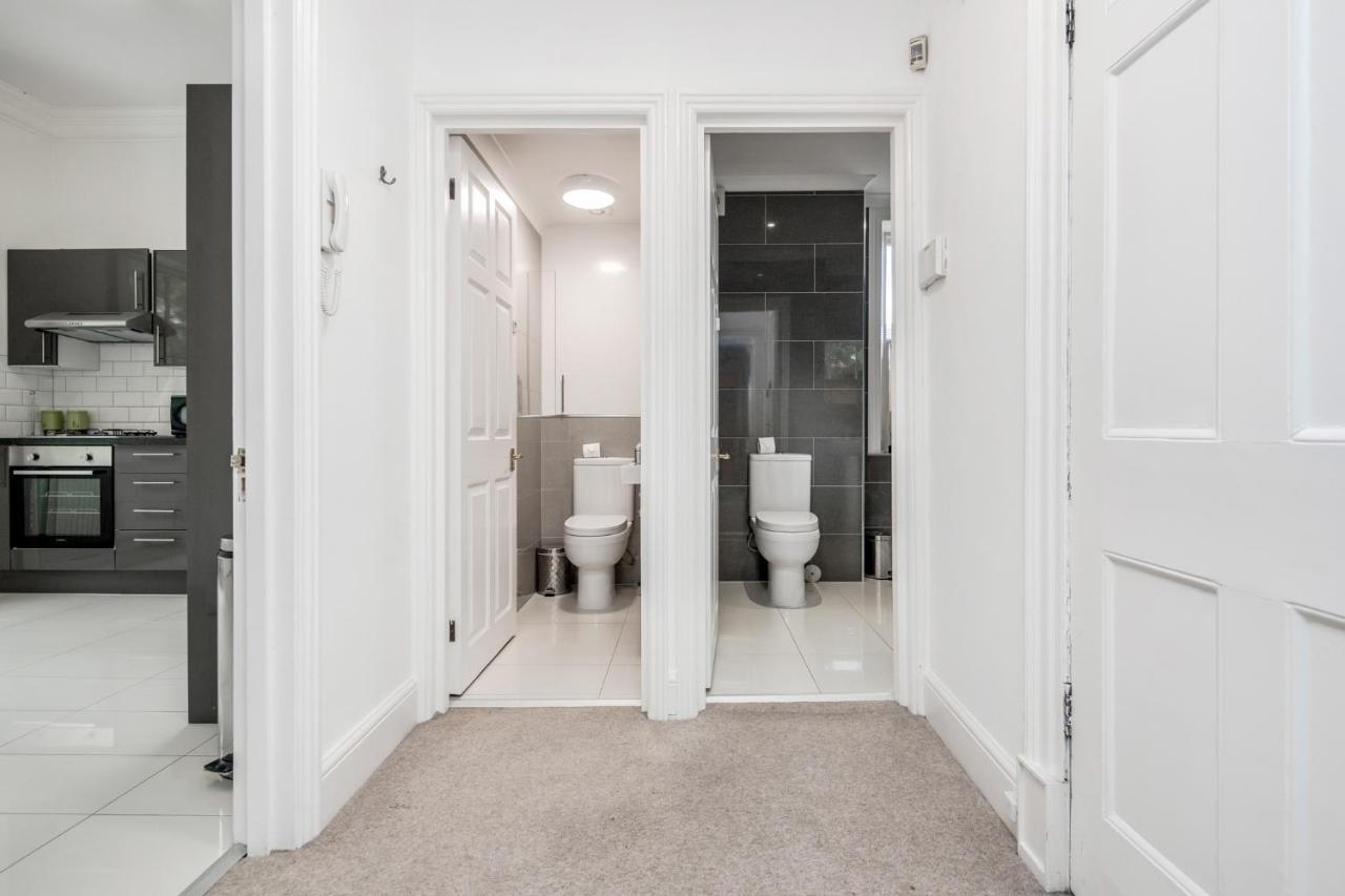 Premium Over Looking Canary Wharf Towers Apartment London