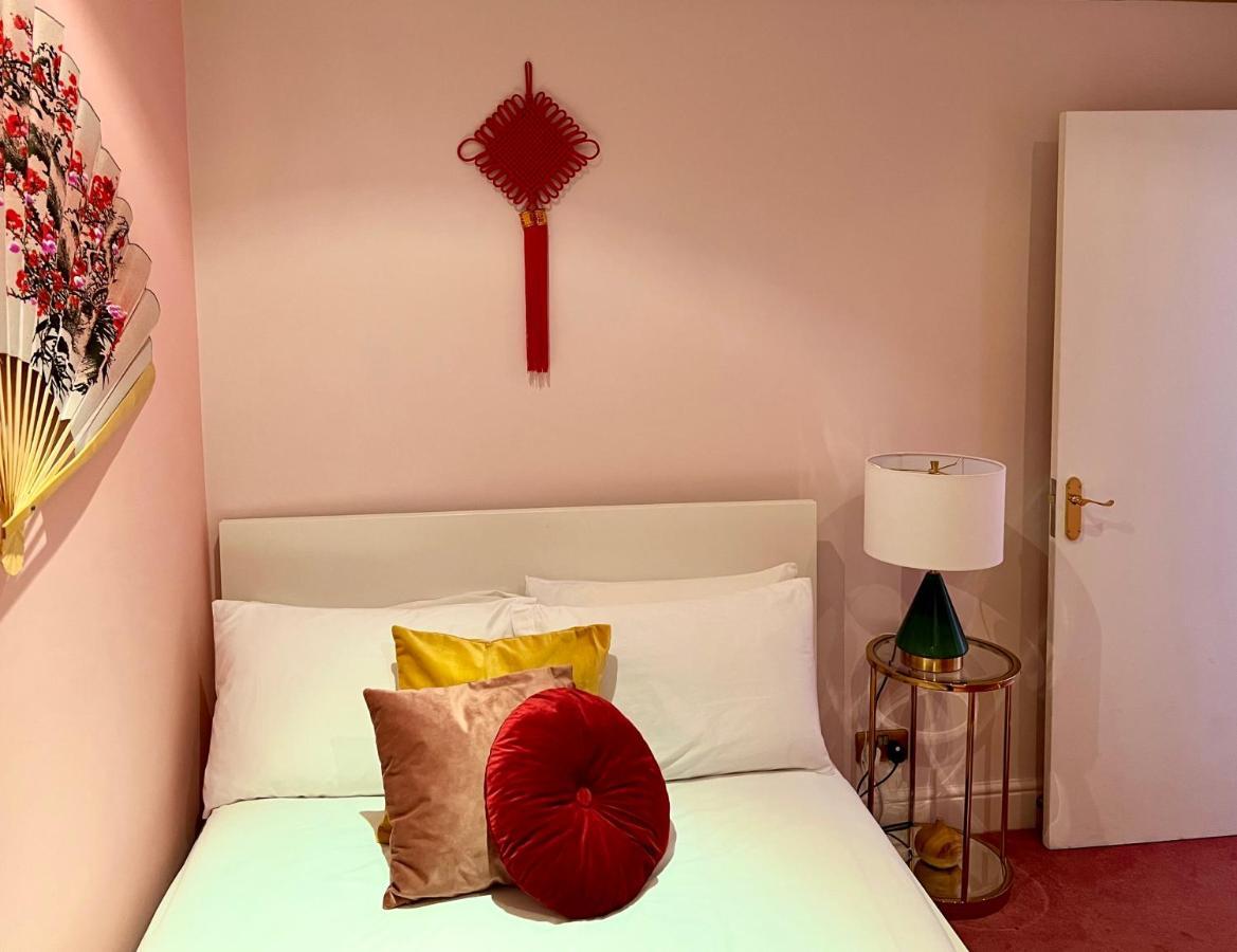 Chinatown Apartment *
