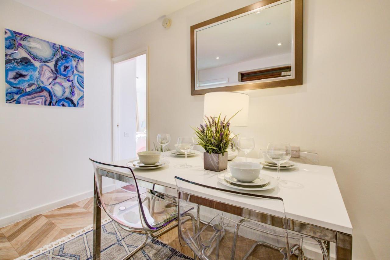 Apartamento 3-bedroom, 3-baths In Super Posh Marylebone, Central London, W1 Londres