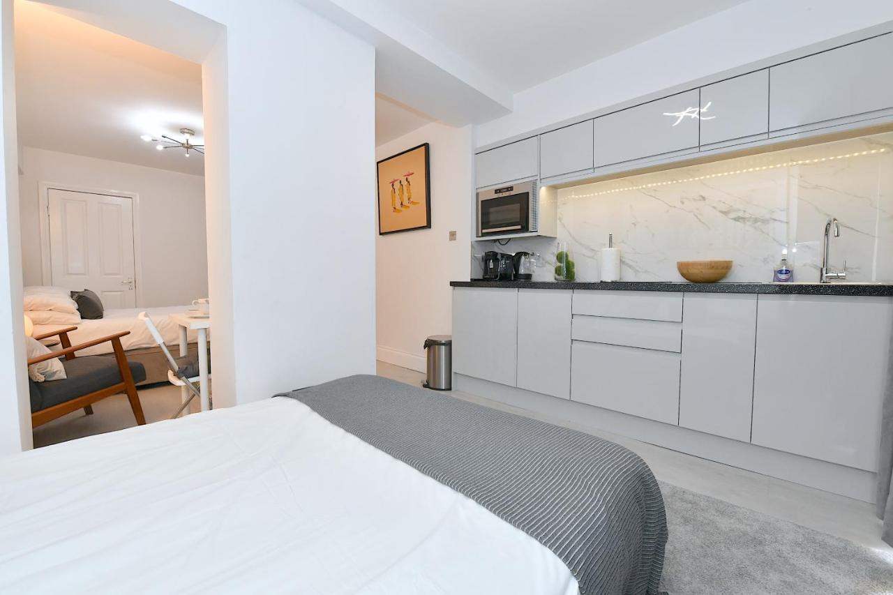 Very Close To Line Underground Shepherds Bush And Westfield Newly Refurbished London