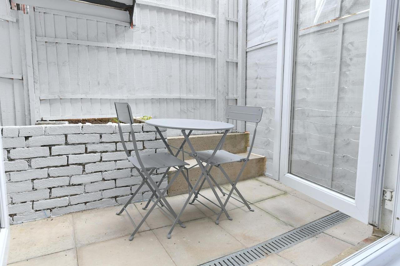 Very Close To Line Underground Shepherds Bush And Westfield Newly Refurbished