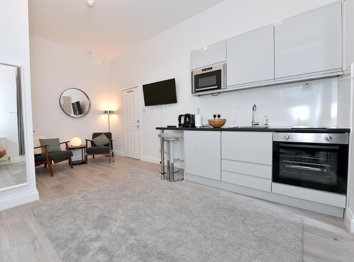 Very Close To Line Underground Shepherds Bush And Westfield Newly Refurbished Apartment London