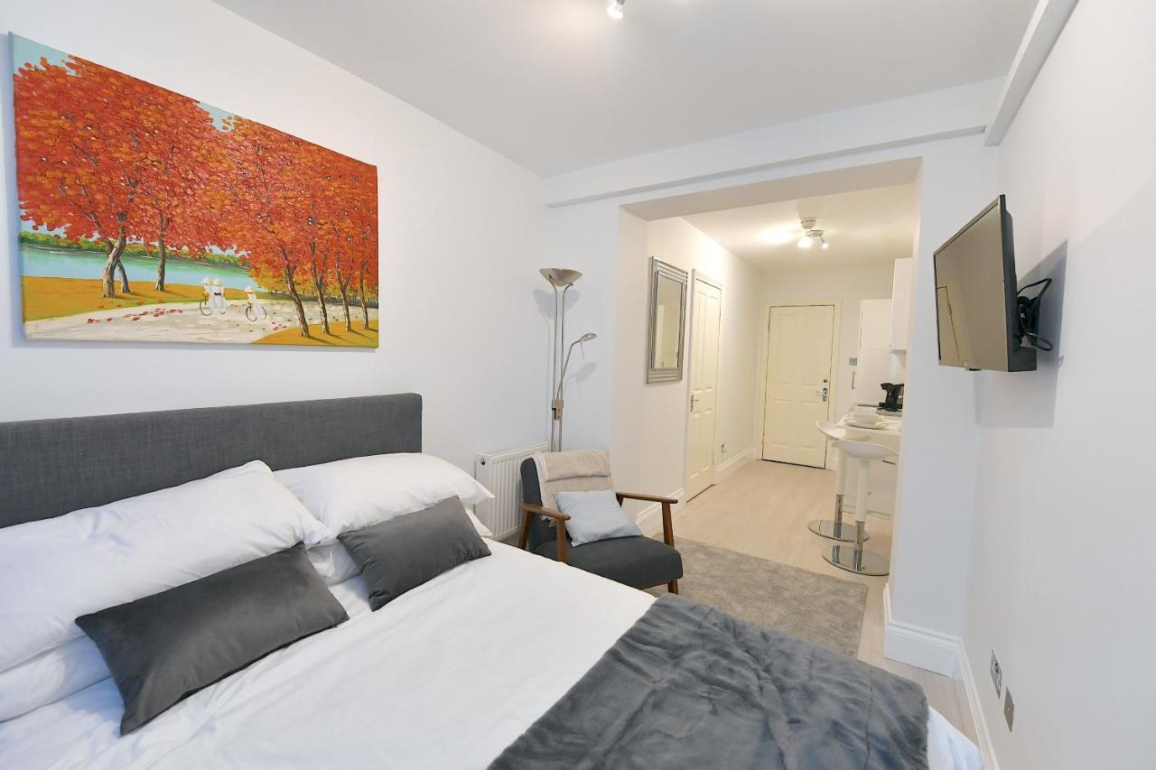 Very Close To Line Underground Shepherds Bush And Westfield Newly Refurbished
