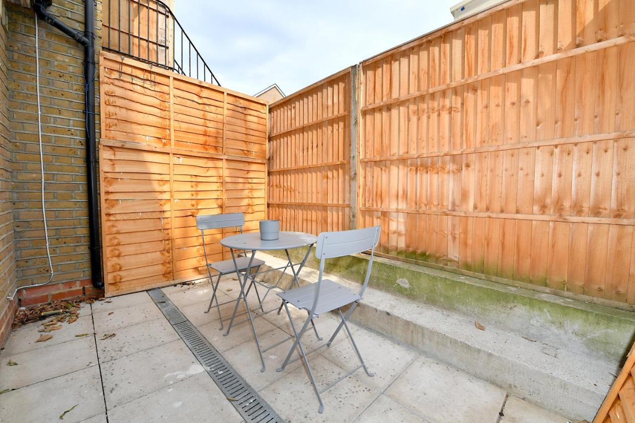 Very Close To Line Underground Shepherds Bush And Westfield Newly Refurbished Apartment London