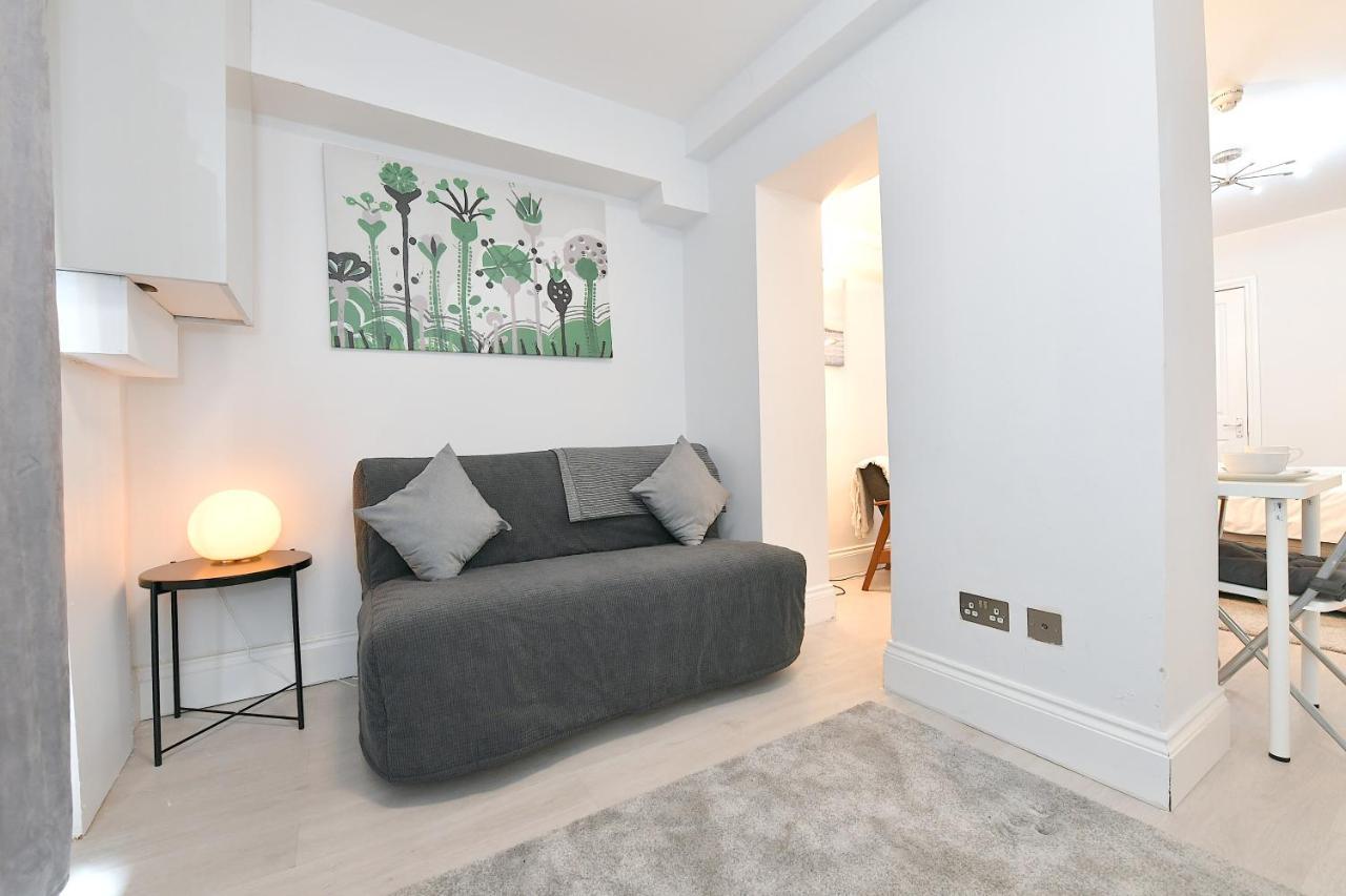Very Close To Line Underground Shepherds Bush And Westfield Newly Refurbished London