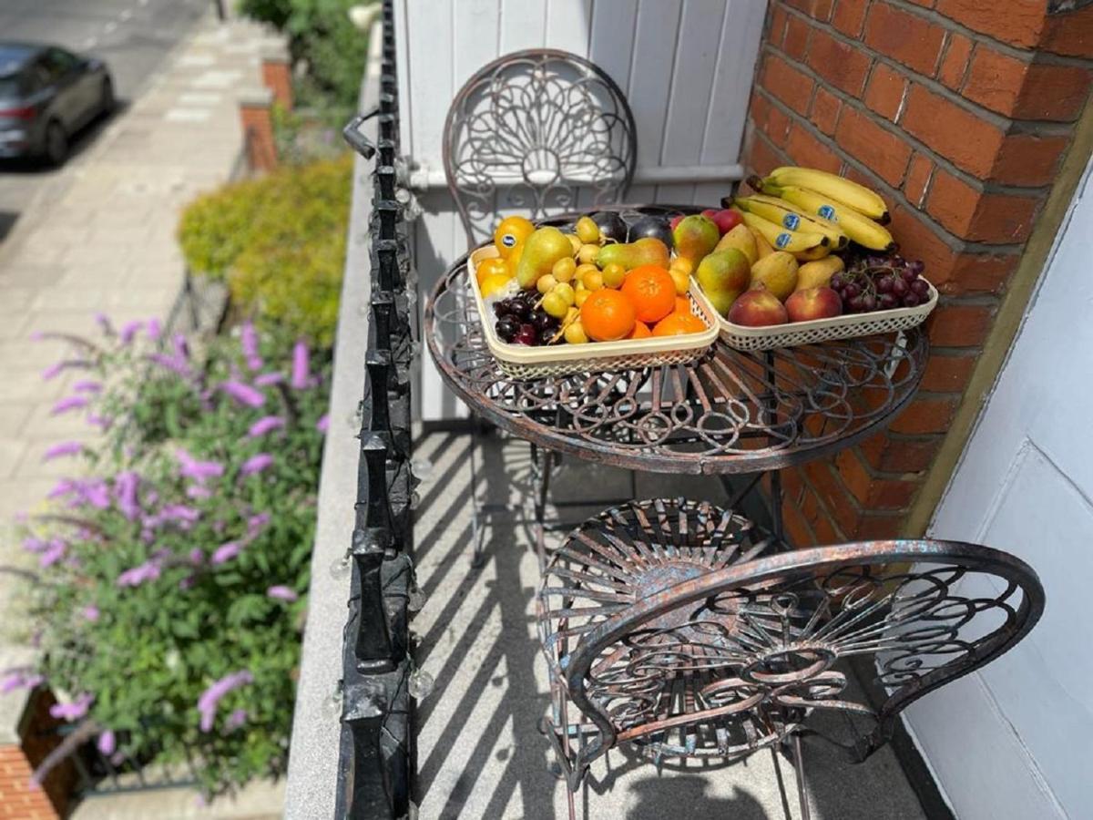 Hyde Park Mansion: Spacious 3-bedroom Balcony Retreat *