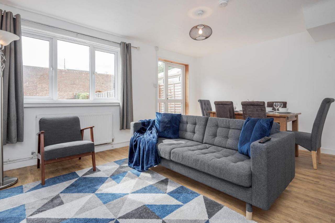 Holiday home Carlile House - 5 Bedroom, Sleeps 8, Free Parking, 2 Bathrooms By Damask Homes