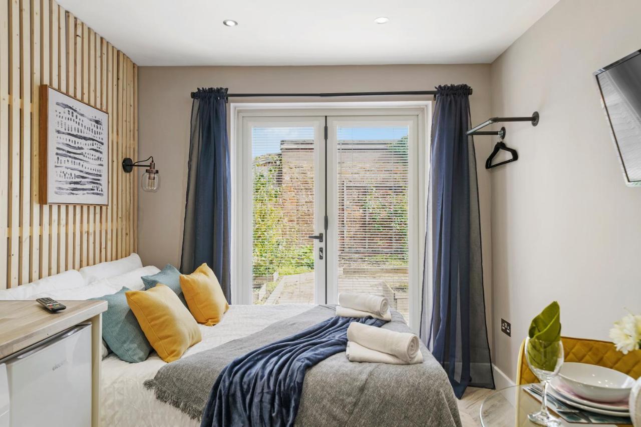 Cosy Heathrow - Parking - Garden Apartment London