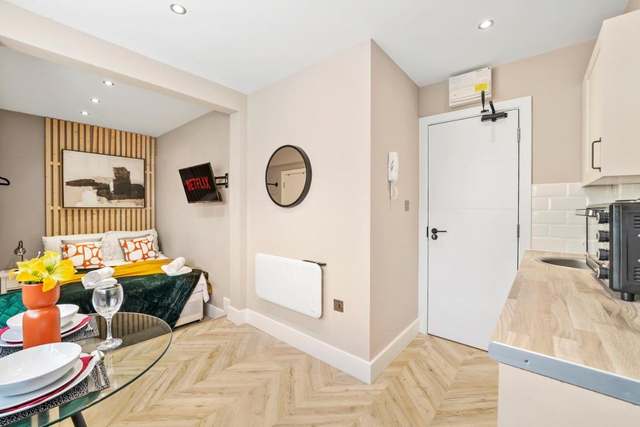 Cosy Heathrow - Parking - Garden