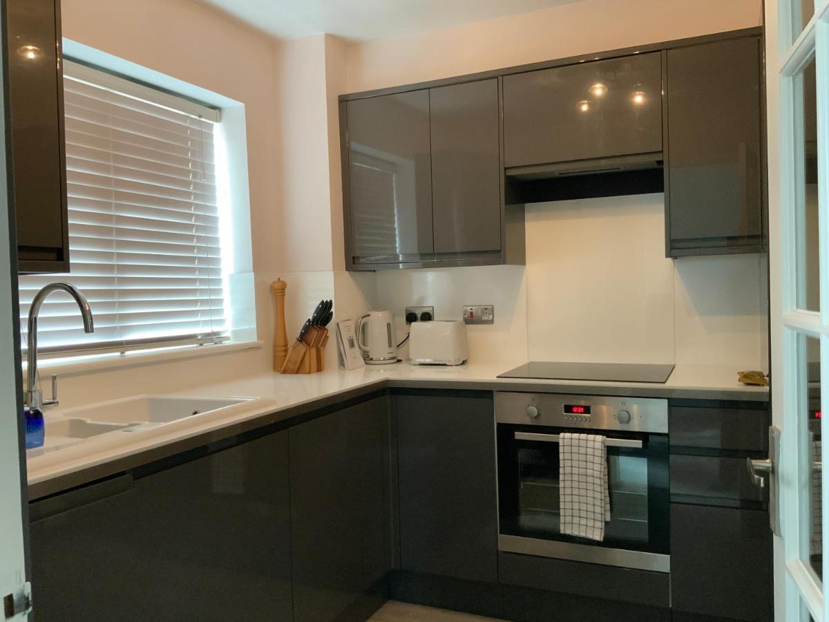 2 Bedroom Near Southfields Apartment London