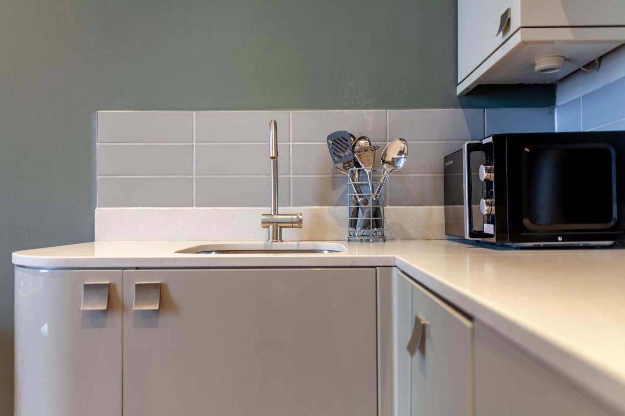 Apartment Bright & Spacious 1bdr Apt Near Lakeside Road London