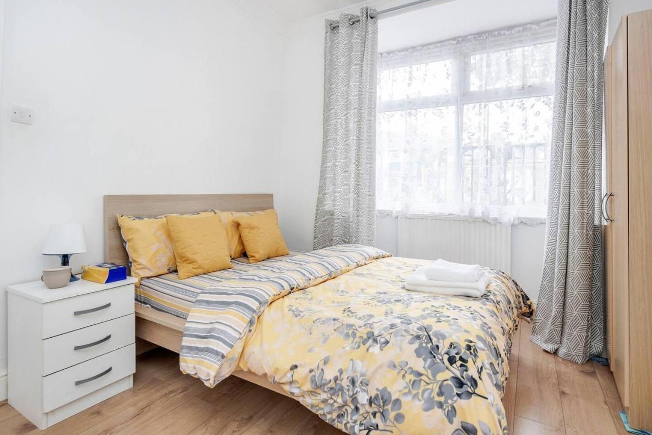Impeccable And Welcoming 3-bed House In Holiday home London