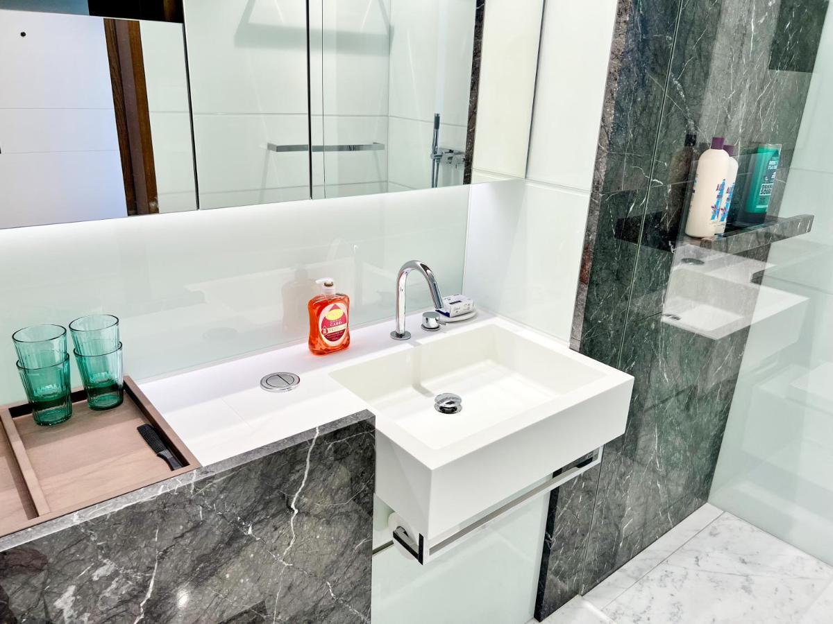Deluxe Entire Studio Next To Eye & Trafalgar Square Aparthotel London