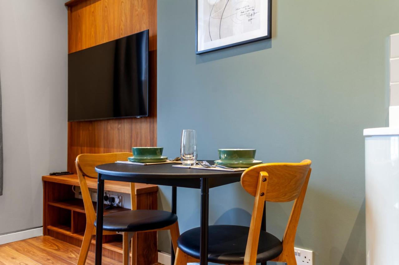Bright & Spacious 1bdr Apt Near Lakeside Road Apartment