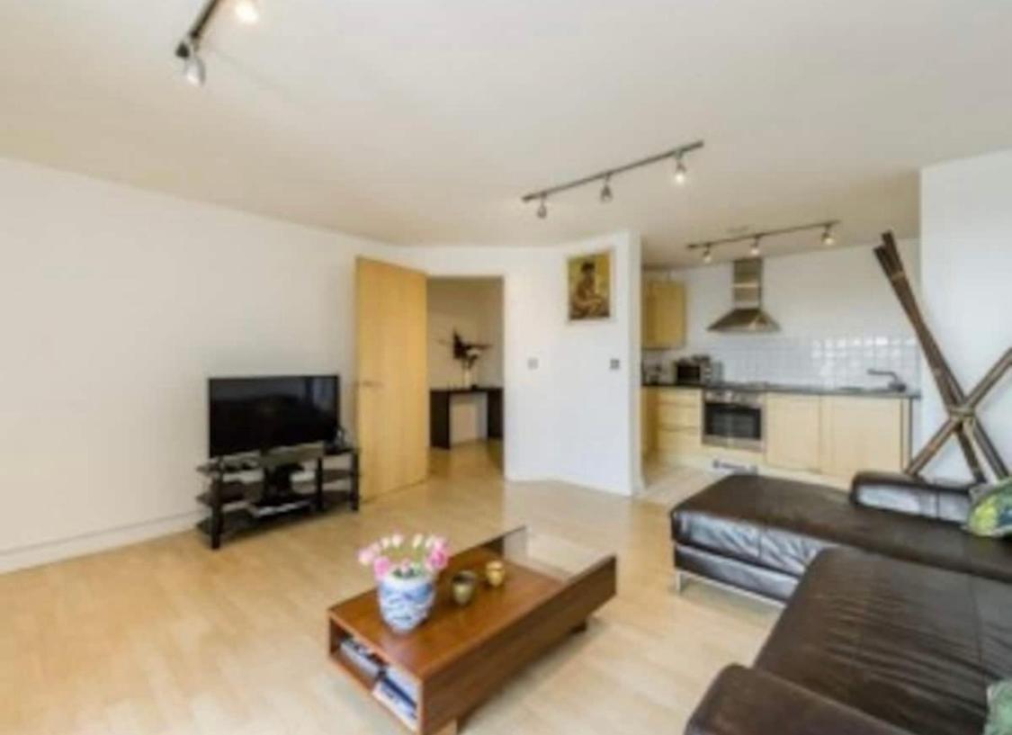 Centrally Located Flat - Battersea Park Road * Londres