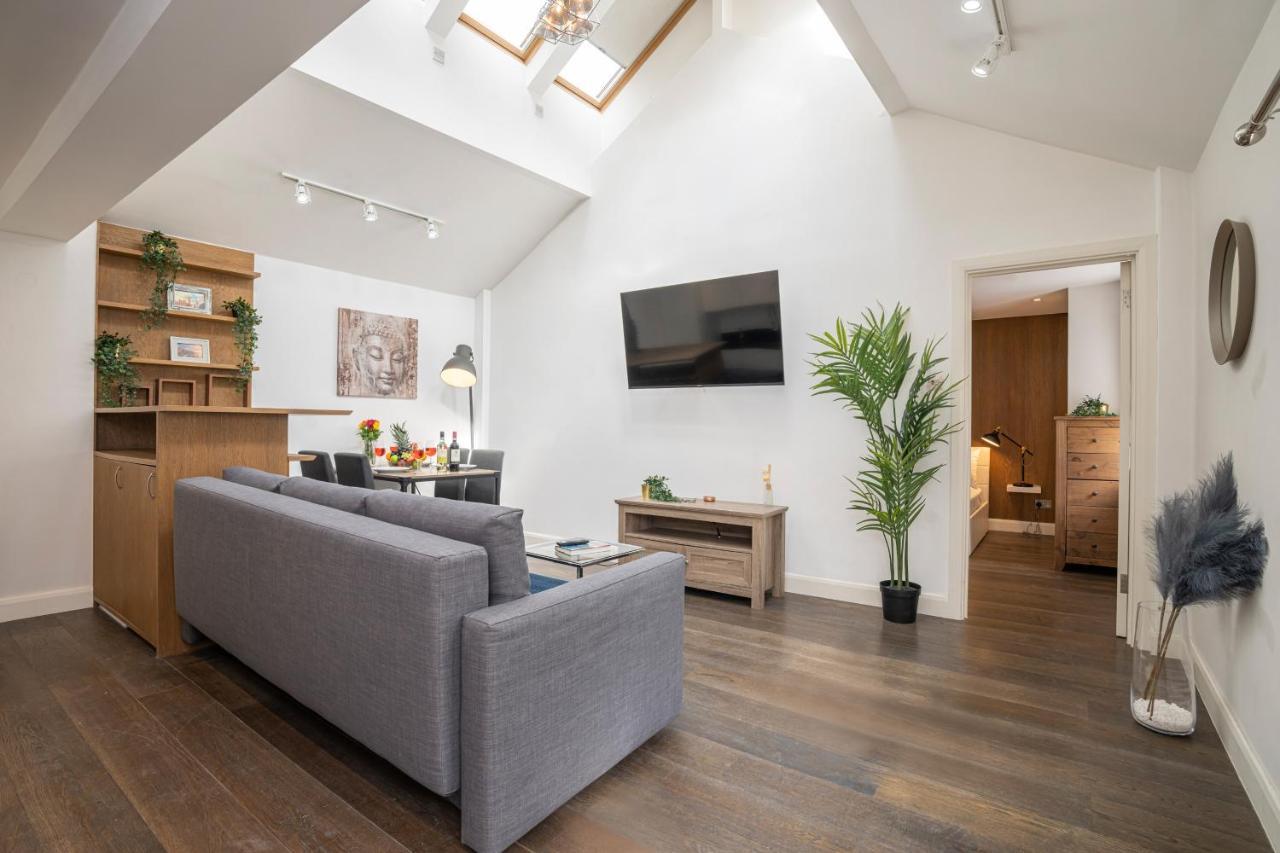 Famous Piccadilly Circus Apartment