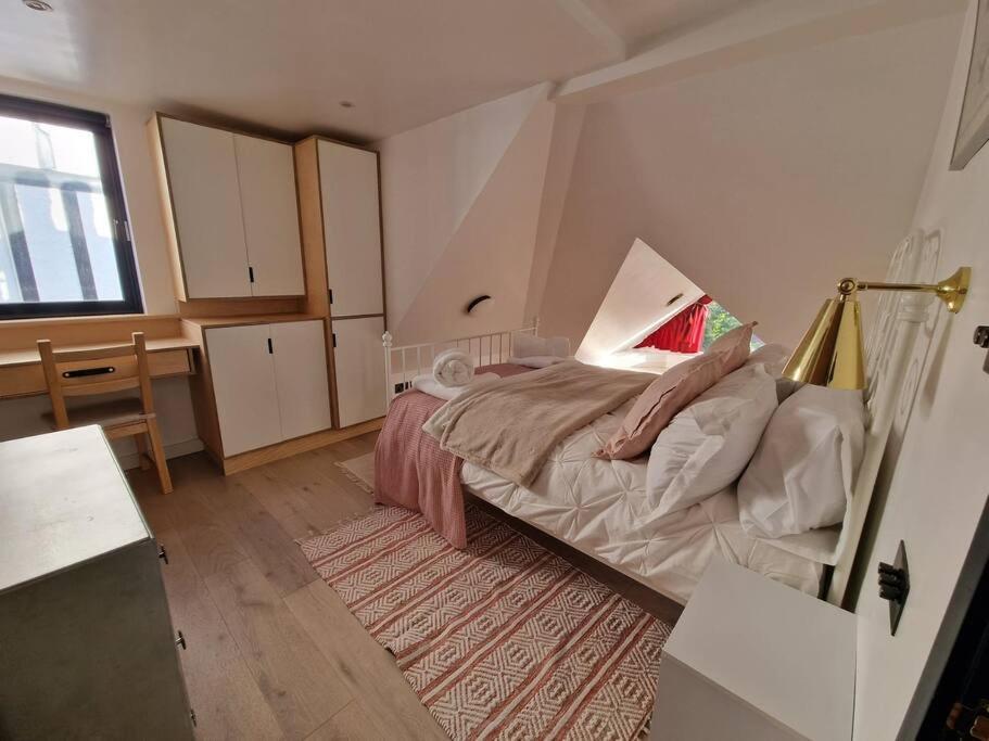 Sky - Stunning 3 Bed Apt In The Sky Apartment *