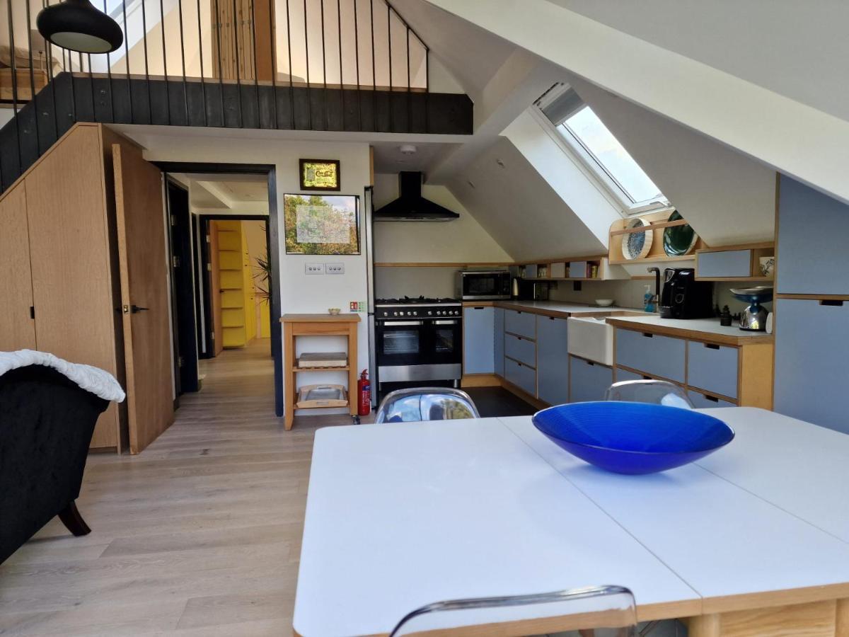 Sky - Stunning 3 Bed Apt In The Sky Apartment London