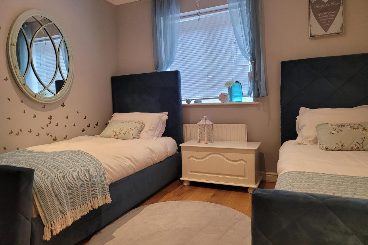 Three Bedroom By Beautiful Park Apartment *