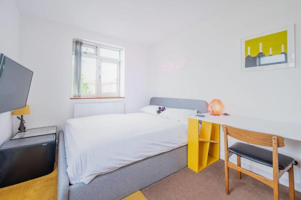 Flat 13 Apartment *