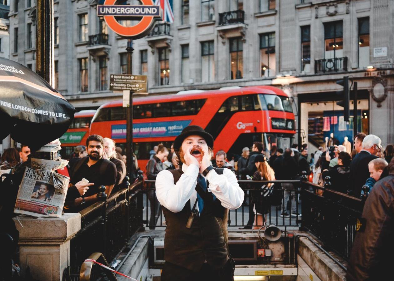 At Piccadilly * Londres