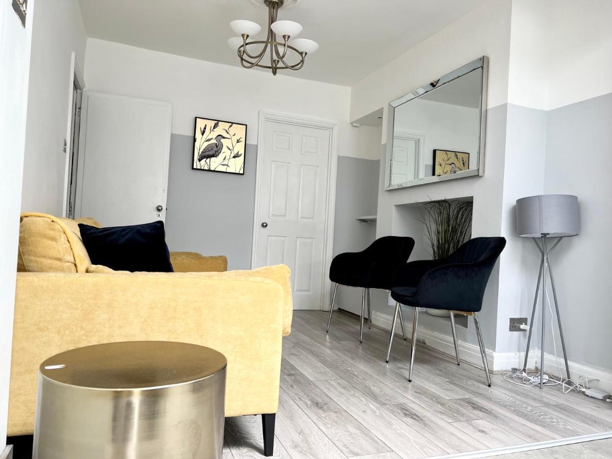 Cosy Trio: Flexible Near Mall With Parking Holiday home London