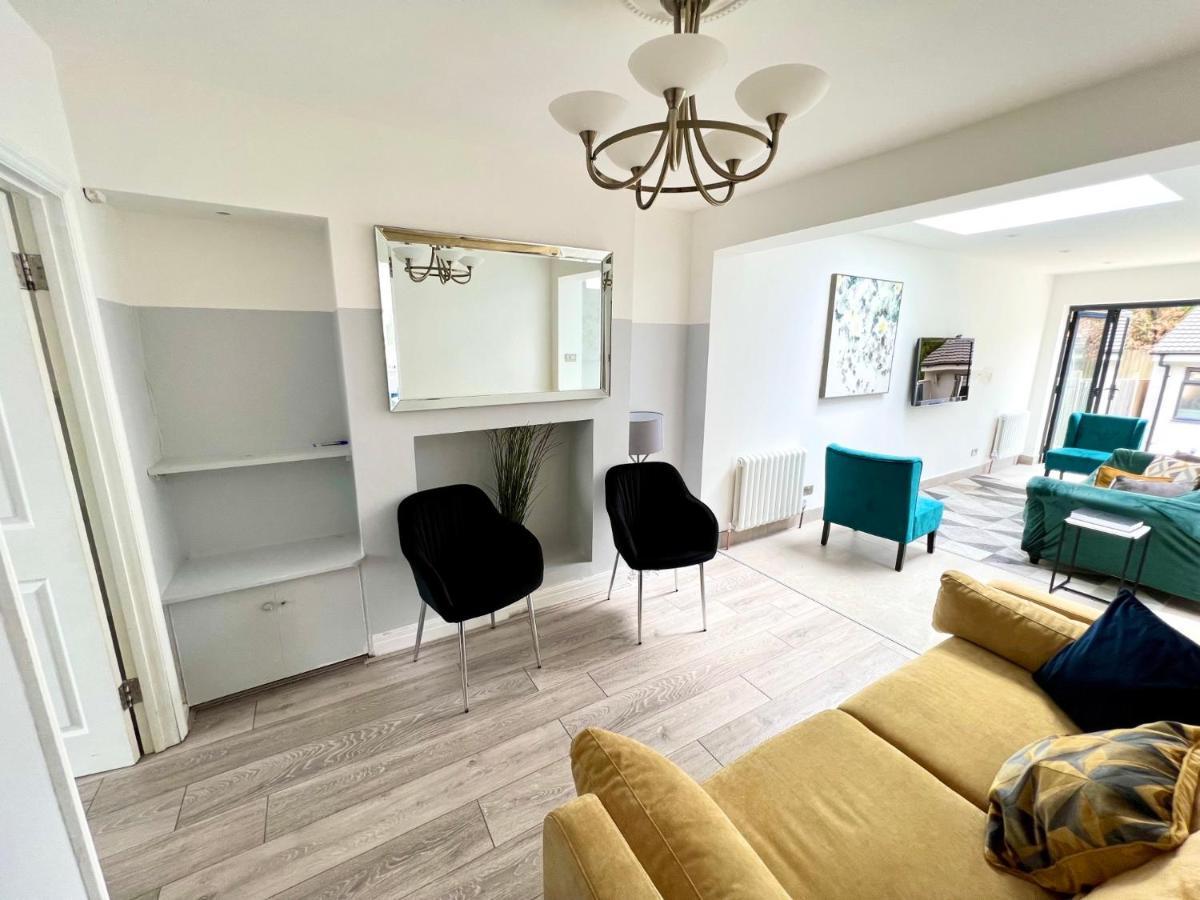 Cosy Trio: Flexible Near Mall With Parking