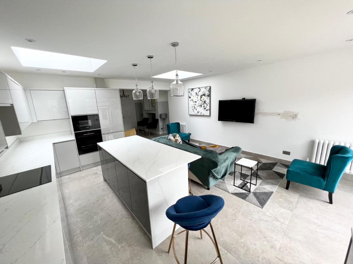 Cosy Trio: Flexible Near Mall With Parking