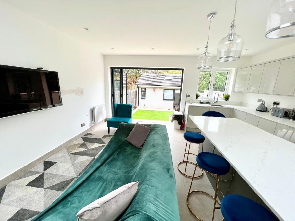 Cosy Trio: Flexible Near Mall With Parking London