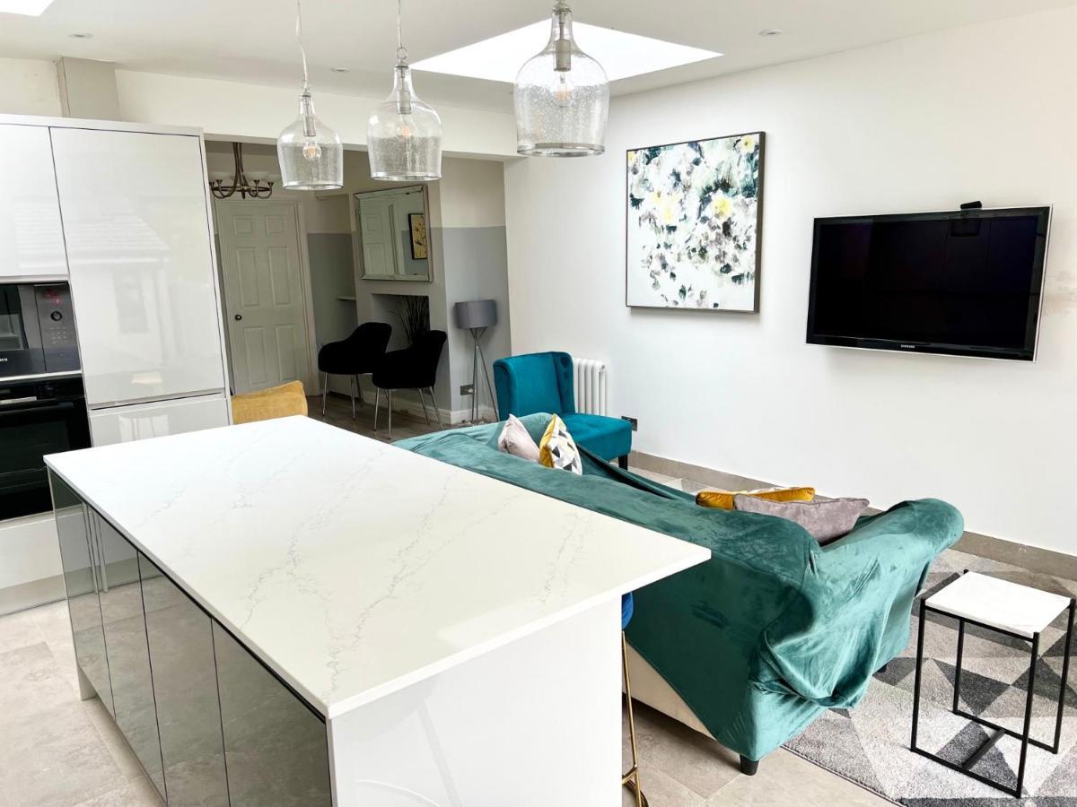 Cosy Trio: Flexible Near Mall With Parking