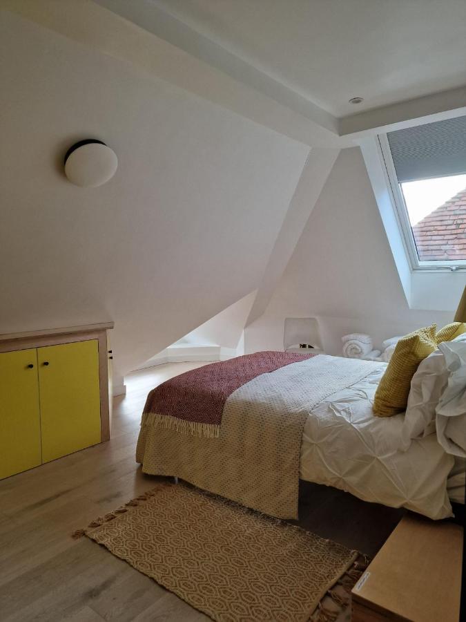 Sky - Stunning 3 Bed Apt In The Sky Apartment London