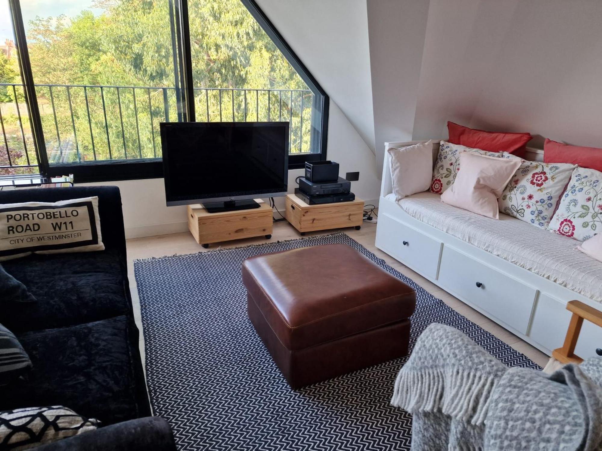 Sky - Stunning 3 Bed Apt In The Sky Apartment London