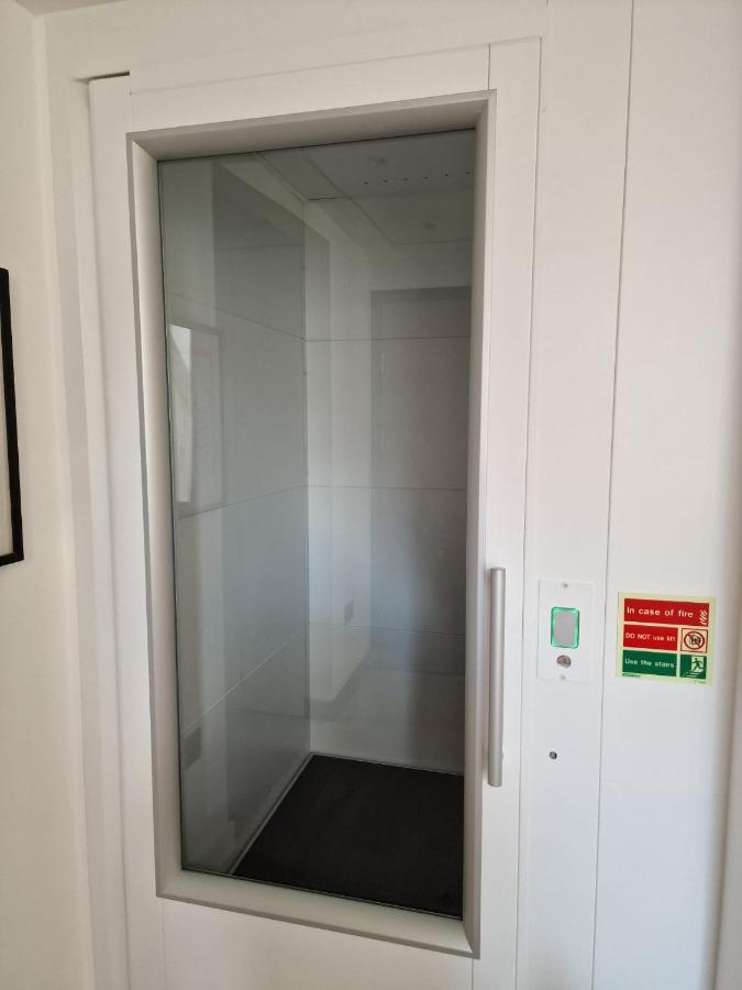 Sky - Stunning 3 Bed Apt In The Sky London