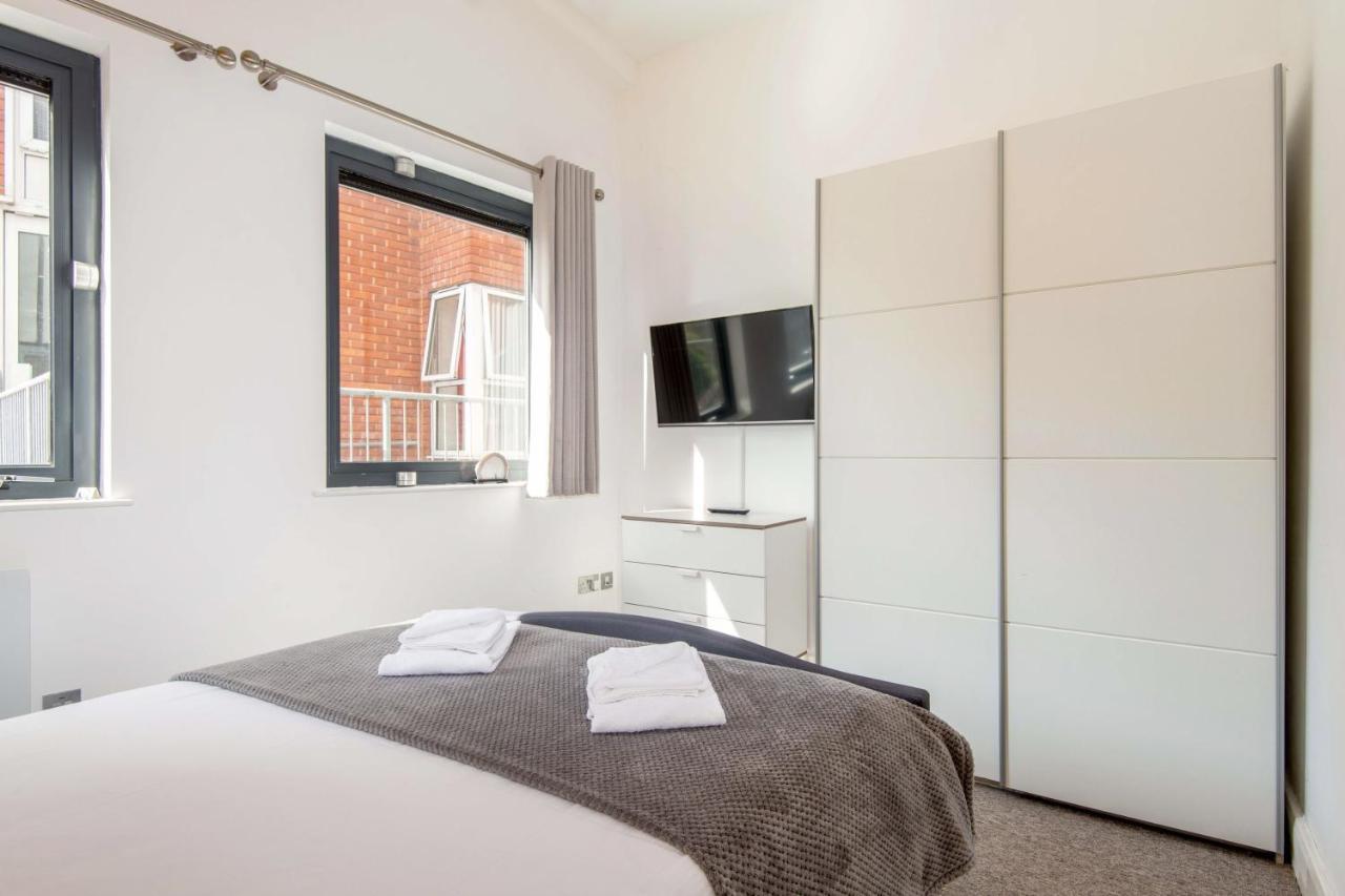 Mulberry South Penthouse By Living * London