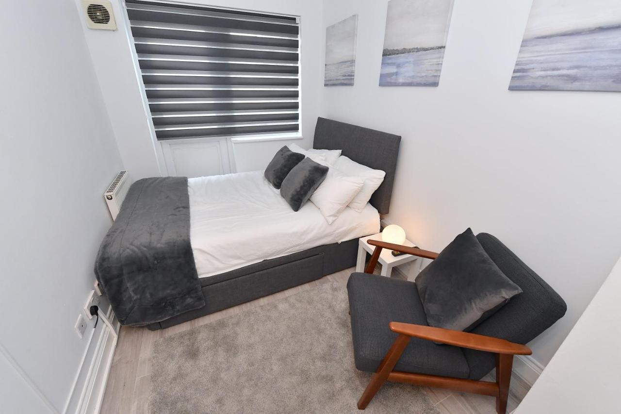 Very Close To Line Underground Shepherds Bush And Westfield Newly Refurbished Apartment London