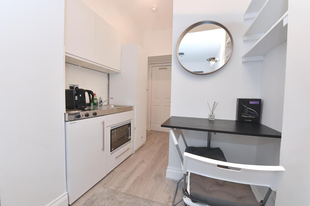 Very Close To Line Underground Shepherds Bush And Westfield Newly Refurbished Apartment London