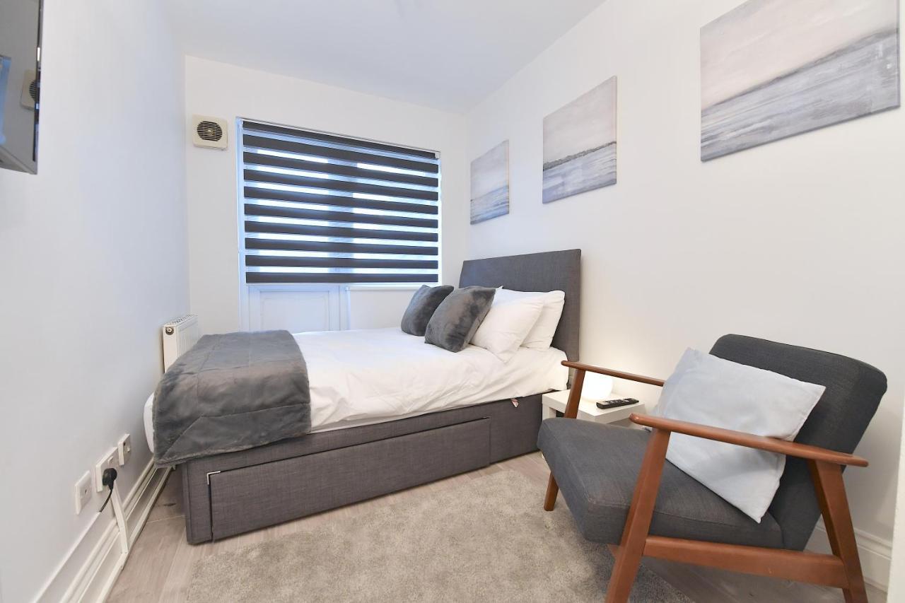 Very Close To Line Underground Shepherds Bush And Westfield Newly Refurbished London