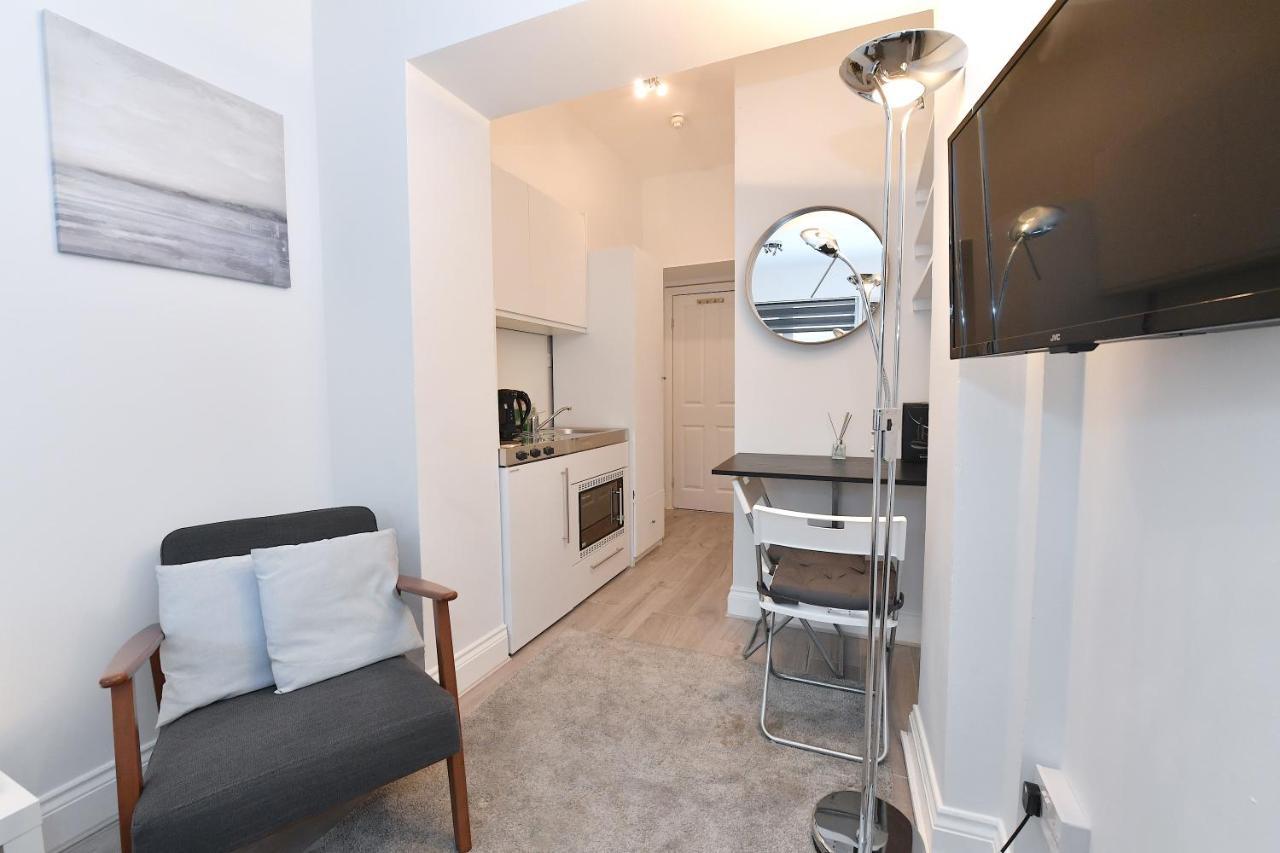 Very Close To Line Underground Shepherds Bush And Westfield Newly Refurbished Apartment London