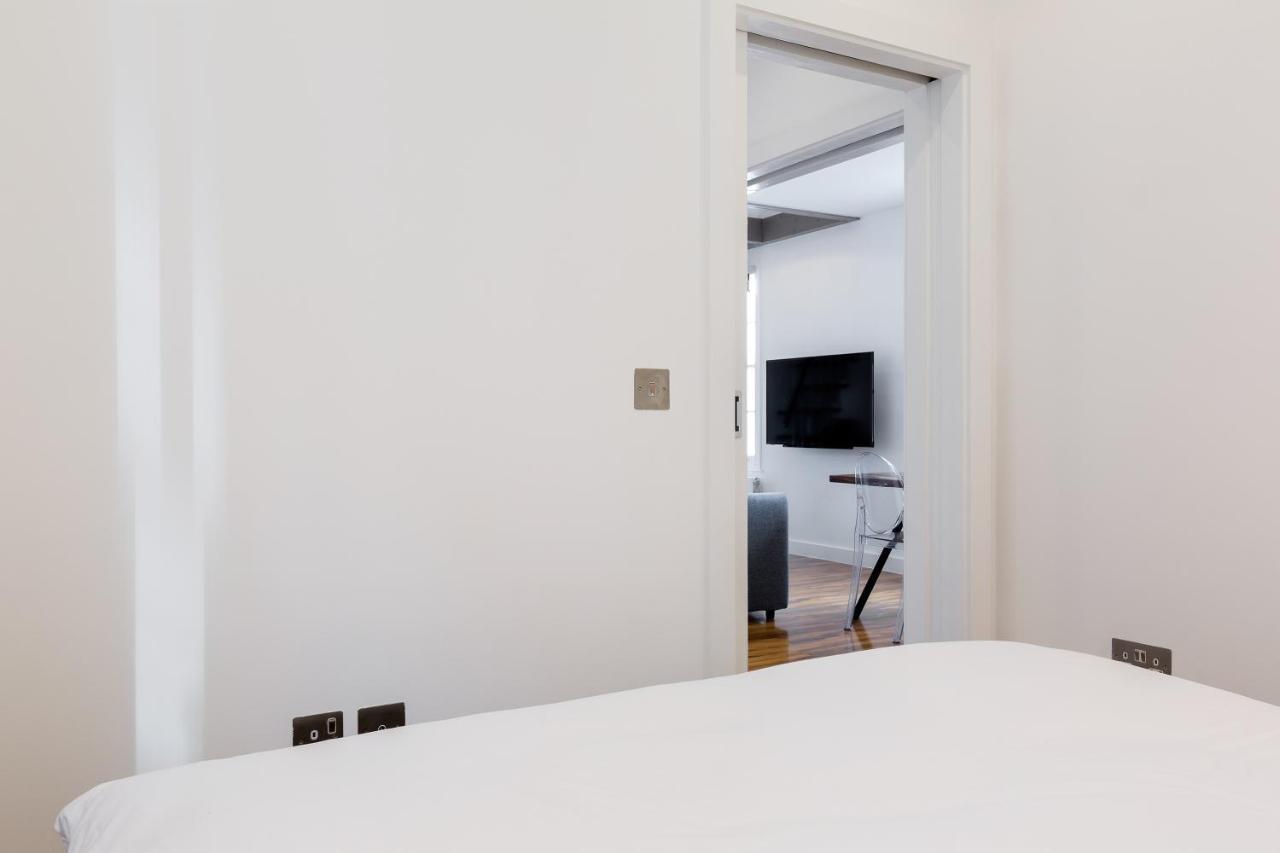 Spacious 4 Bedrooms Flat In New Oxford Street Apartment