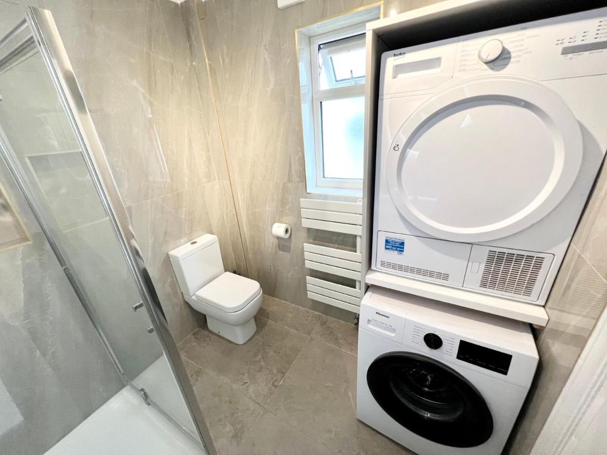 Holiday home Cosy Trio: Flexible Near Mall With Parking London